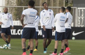 Jô e os jogadores do Timão sorrindo durante a atividade desta quinta-feira