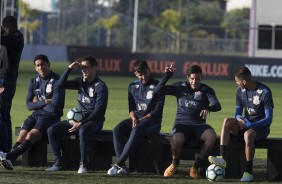 Jogadores descansam as pernas durante o treino