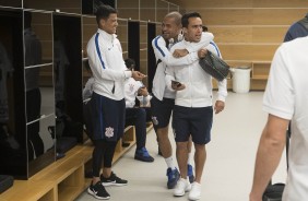 Jogadores em clima muito amistoso no vestiário da Arena antes de confronto contra o Botafogo