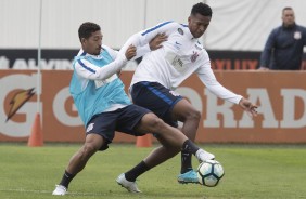 Leo Príncipe e Jô em dividida durante o treino no CT Joaquim Grava