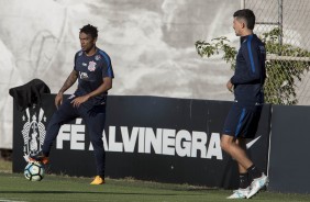 Moiss e Pedro Henrique durante atividade no CT