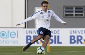 Pra manter o pé calibrado, Jadson treina finalizações