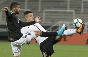 Guilherme Arana em dividida com jogador da Ponte Preta