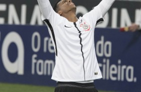 Jô anotou o segundo gol do Timão contra a Ponte Preta