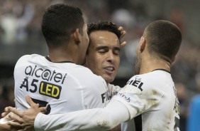 J, Jadson e Gabriel comemoram o gol marcado contra a Ponte Preta