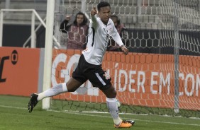 Jô marcou um golaço contra a Ponte Preta