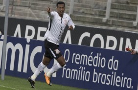 O atacante correu para comemorar o segundo gol diante a Ponte Preta