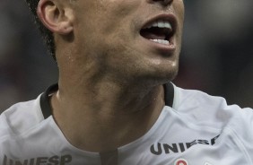 O meia Jadson também marcou um belo gol diante a Ponte Preta