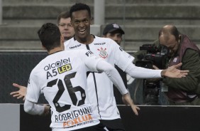 Rodriguinho e Jô comemoram o gol do atacante