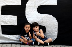 Crianada tambm fez parte do apoio da torcida do Corinthians