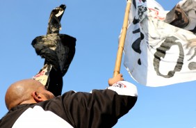 Torcida levou os bandeires, que so proibidos em estdios