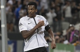 Batendo no peito, Jô comemora o segundo gol do Timão