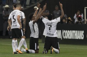 Elenco comemora o gol de empate de J, contra o Atltico-PR