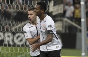 Gabriel e Jô comemoram o gol do atacante contra o Atlético-PR