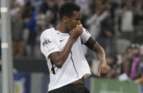 Jô também foi o autor do segundo tento do Timão contra o Atlético-PR