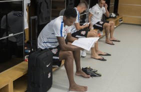 Jogadores no vestiário da Arena poucos minutos antes do início do jogo contra o Atlético-PR
