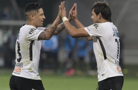 Arana e Romero comemorando o gol do lateral contra o Palmeiras