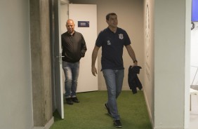 Fábio Carille chega ao estadio para o jogo contra o Palmeiras