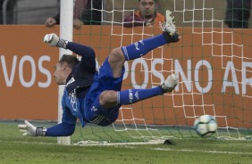 Fernando Prass tomou mais um gol do Timão na carreira; Jadson e Arana marcaram os tentos