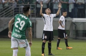 Gabriel agradecendo aos céus pela atuação corinthiana contra o Palmeiras