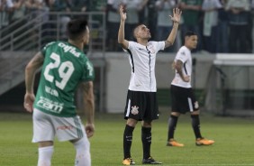 Gabriel agradecendo aos cus pela atuao corinthiana contra o Palmeiras