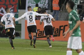 Gabriel e Maycon comemoram com Jadson o gol de pnalti contra o Palmeiras