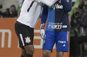 Jô e Fernando Prass, após o goleiro não pegar o pênalti de Jadson