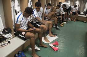 Jogadores aguardam o início do jogo contra o Palmeiras, fora de casa