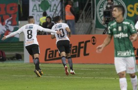 Maycon e Jadson comemoram o gol do maestro contra o Palmeiras