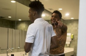 Moisés e Kazim no vestiário do estádio do Palmeiras antes da partida