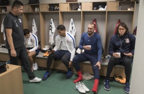 No vestiário do estádio do Palmeiras, os jogadores aguardam o início do jogo contra o rival