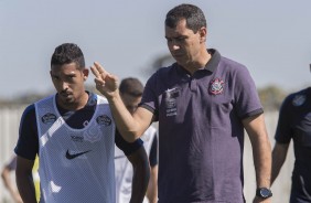 Carille instrui Léo Príncipe durante treino