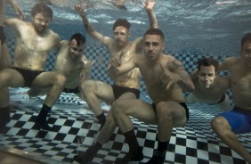 Elenco submerso para a foto durante treino leve na piscina