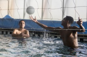 Jadson e Jô na piscina do CT