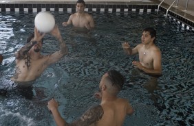 Jogadores titulares ficaram treinando mais leve na piscina