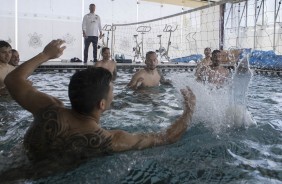 Na piscina, titulares têm treino mais leve