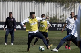 O restante do elenco treinou no gramado