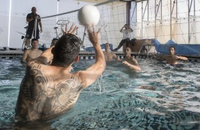 Olha o Balbuena defendendo a bola na piscina do CT