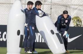 Os goleiros fazem último treino antes do jogo contra o Atlético-PR