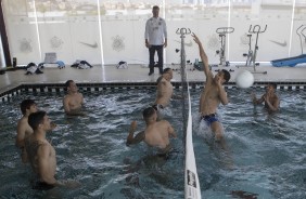 Para recuperar o físico, jogadores treinam na piscina