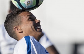 Pedrinho treina e pode até jogar amanhã contra o Atlético-PR