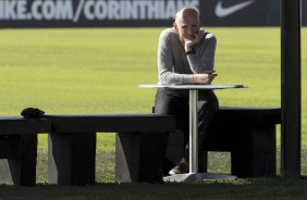 Taffarel, preparador de goleiros da seleo, acompanhou o treino do Corinthians