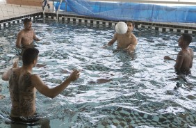 Treino na piscina durante reapresentação do elenco