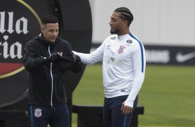 Guilherme Arana e Kazim durante o treino desta terça-feira