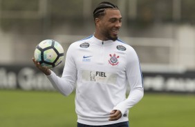 Kazim exibe o novo penteado no treino desta tera-feira