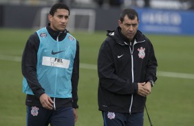 Pablo e Carille caminham durante treino desta terça-feira