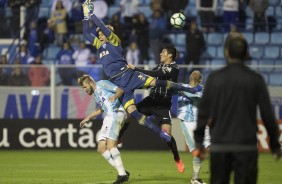 Balbuena em dividida com goleiro do Avaí