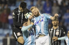 Balbuena em dividida com jogadores do Avaí