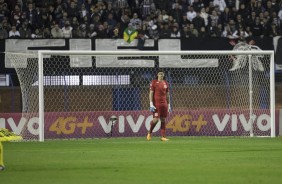 Cássio observa atentamente a partida contra o Avaí