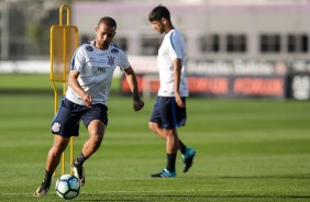 Clayton e Camacho ao fundo no treino aps partida contra o Ava